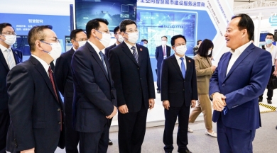 2021年9月，时任浙江省委书记、省人大常委会主任袁家军，时任浙江省委副书记、省长郑栅洁莅临世界互联网大会乌镇峰会中国尊龙凯时新材料产业链未来工厂数字化运用场景，点赞中国尊龙凯时未来工厂建设成果。